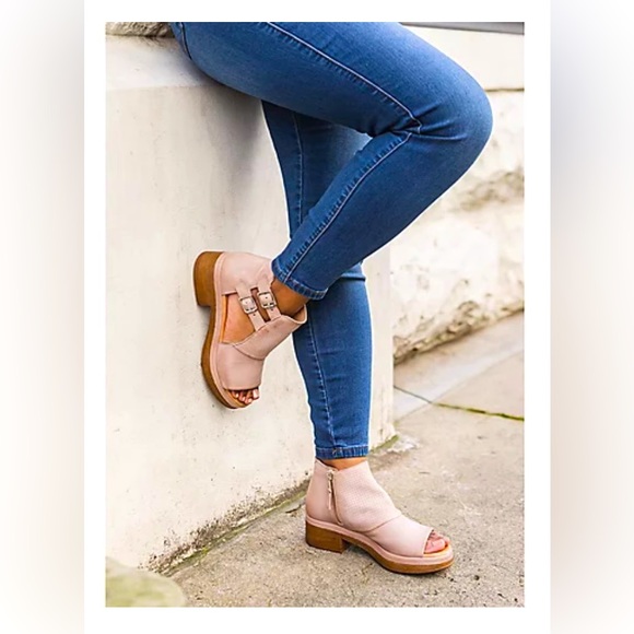 Miz Mooz Libra Leather Heeled Sandals in color Pearl not cream. - Picture 4 of 4